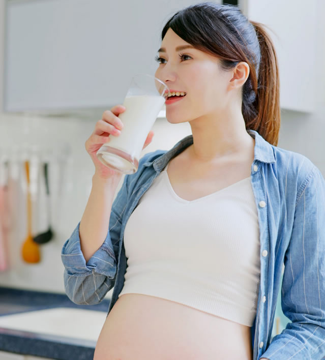 kobieta w ciąży i mleko